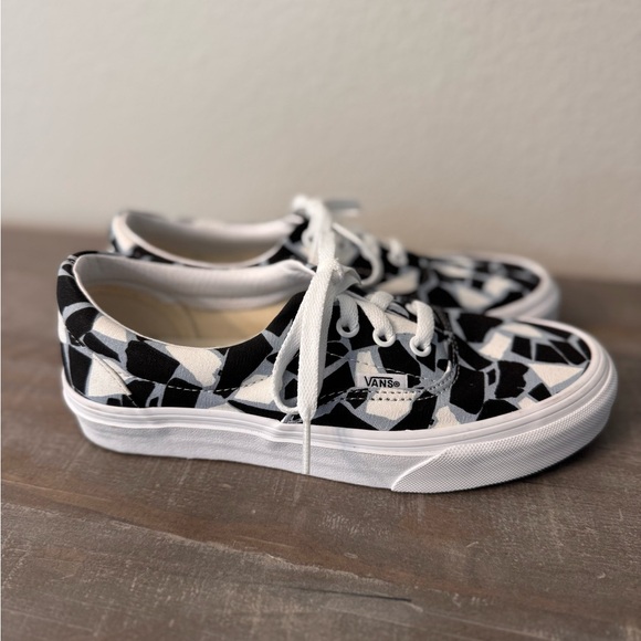 Vans Black & White Abstract Pattern Canvas Sneakers - Picture 2 of 6
